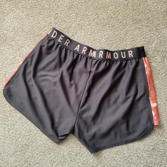 Under Armour Loose Heatgear Shorts sz M - Like New - Picture 3 of 5